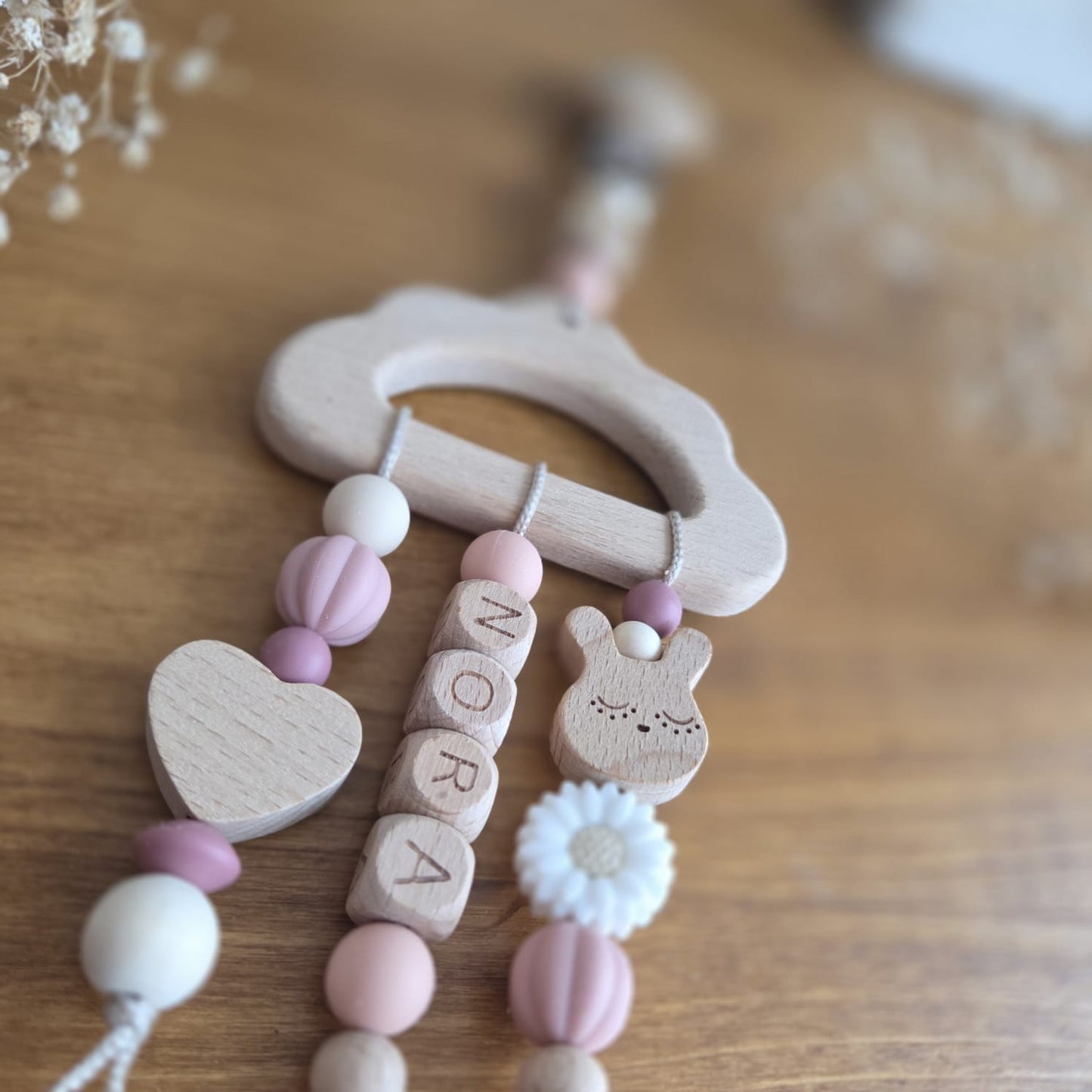 Anhänger - personalisierter Wegbegleiter - Hase mit Blume